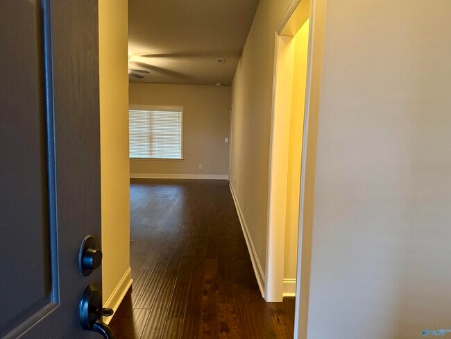 Foto del edificio - 102 Silvermoon Ln