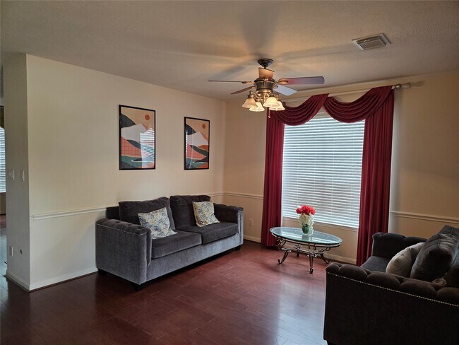 Foto del edificio - 2715 Riverhollow Ln