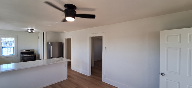 Building Photo - 507 W 59th Pl