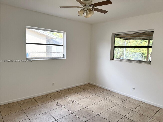 Foto del edificio - 5615 NW 14th St