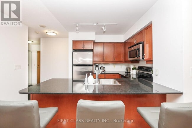 Building Photo - 736 Spadina Ave.