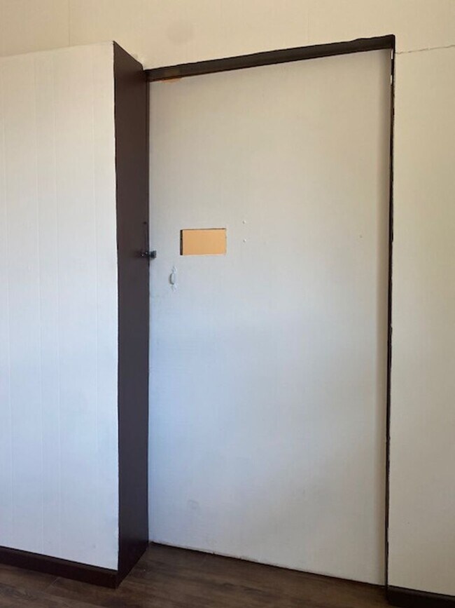Building Photo - Large Studio Apartment Close to Parks!