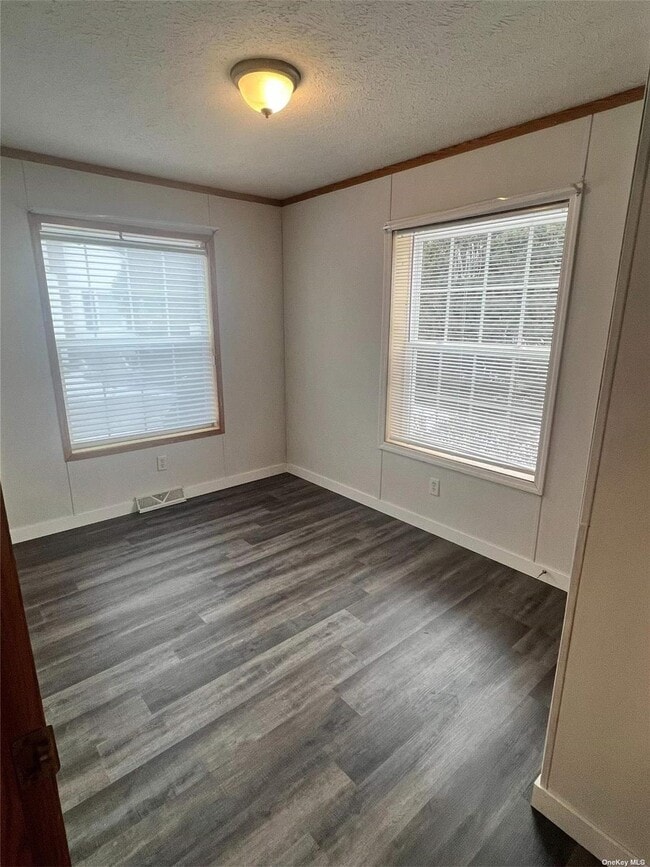 Building Photo - 588 Hubbard Ave
