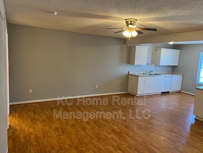 Building Photo - 5652 N Anita Ave