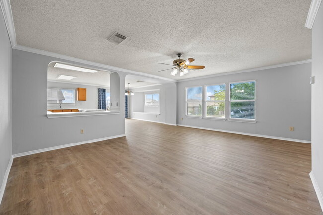 Building Photo - Beautiful 3 bed 2 bath single story, corne...