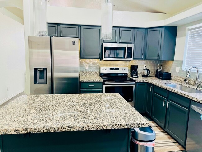 Building Photo - 2745 E Hartford Ave