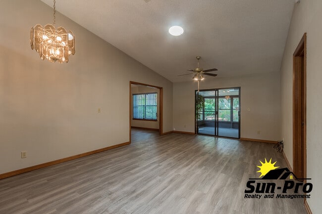 Foto del edificio - 1113 Oak Forest Cir