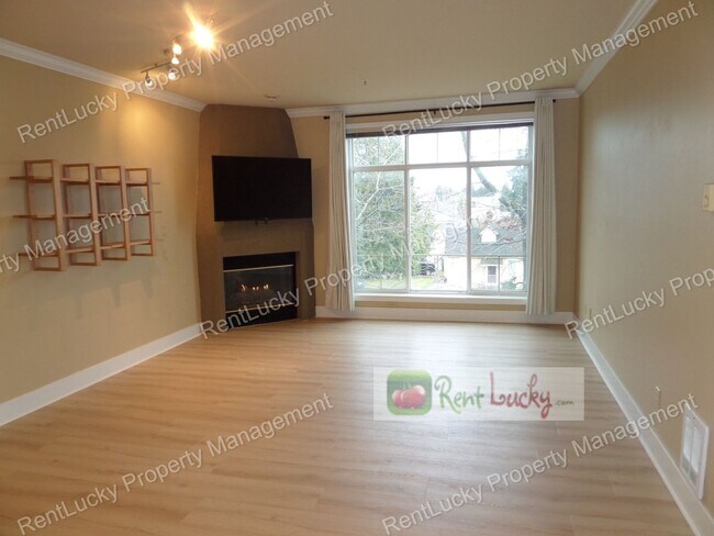 Foto del edificio - GREAT VIEWS! Lovely 2-Bedroom, 2 Bath Condo in Fantastic Fremont Area w/Garage Parking!!