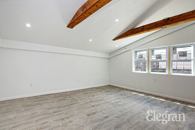 Building Photo - 861 Midland Ave