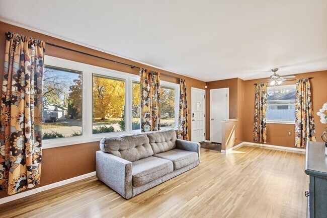 Foto del edificio - 5800 Moore Lake Dr W