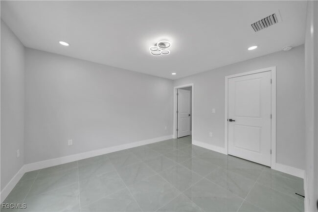 Building Photo - 922 Macy St E