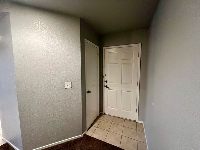 Building Photo - 3 bedroom townhome!