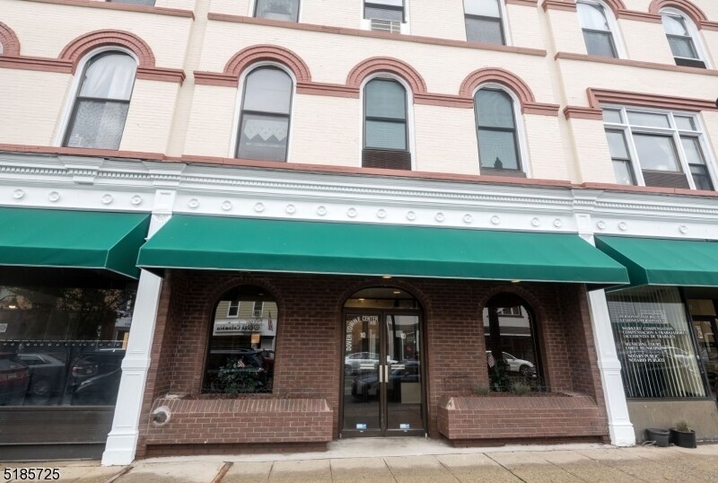 Primary Photo - 6 E Blackwell St