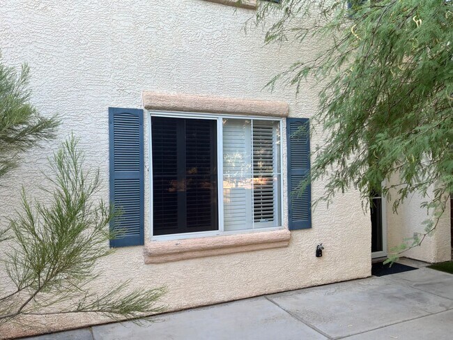 Building Photo - 2 story 3 bedrooms 2.5 Bathrooms 2 car finished garage Gated Subdivision