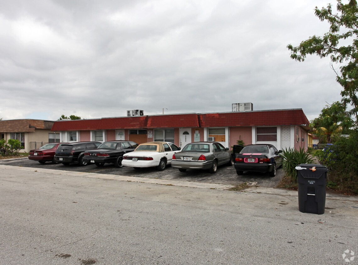Building Photo - 7611 SW 10th Ct