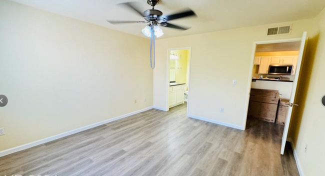 Building Photo - 950 Seven Hills Dr