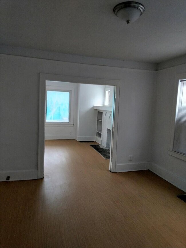 Building Photo - Spacious 3 bedroom located on the city’s east side
