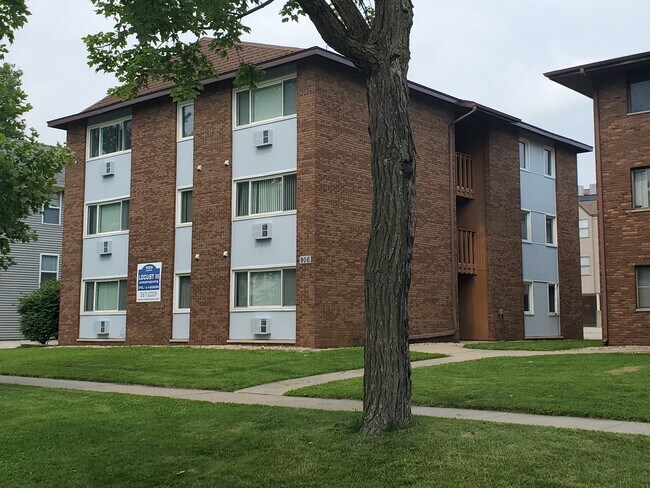 Building Photo - 906 S Locust St