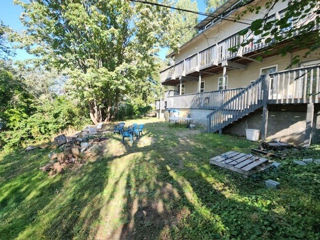 Building Photo - 717 N Forest St