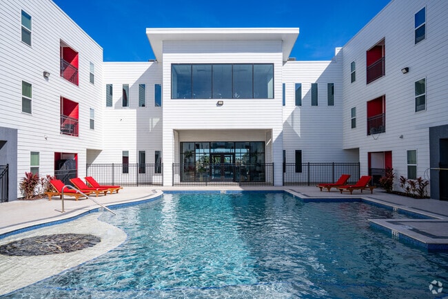 Monarch Pool - Monarch Apartments