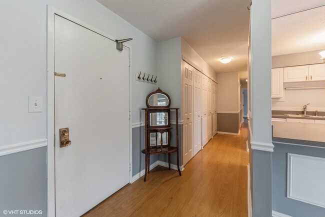 Building Photo - 111 S Baybrook Dr