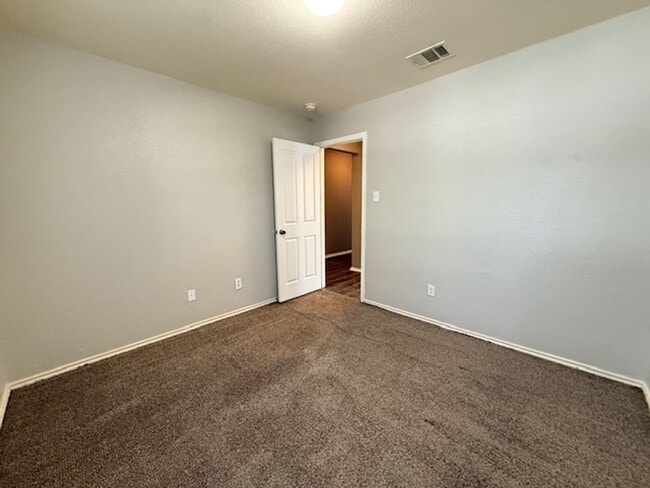 Foto del edificio - Nice 3 bedroom 2 Bath One Story Home..Avai...