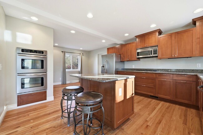 Building Photo - 5595 Birdview Heights