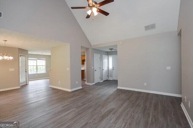 Foto del edificio - 230 Woodland Ridge Cir