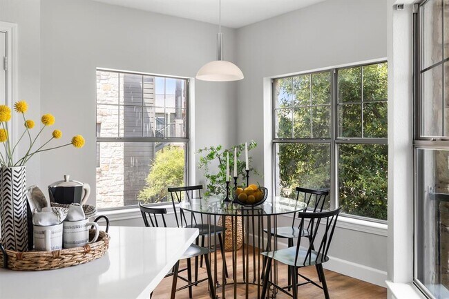 Foto del edificio - 2320 Gracy Farms Ln