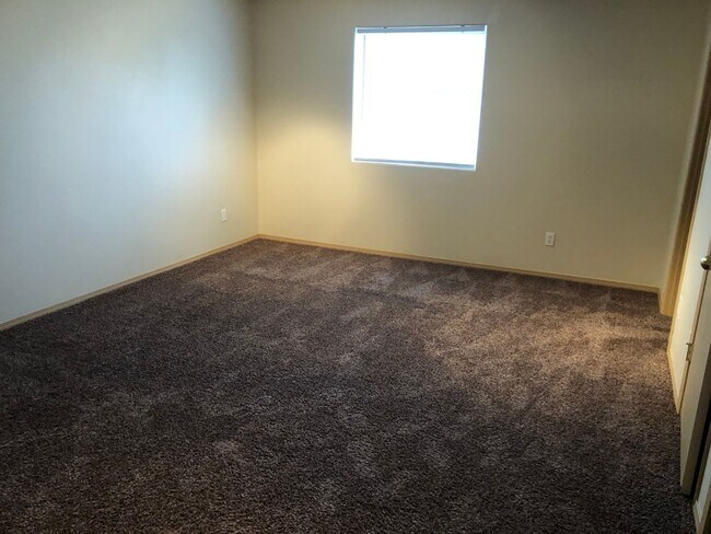 Building Photo - Beautiful Three Bedroom Duplex Available i...