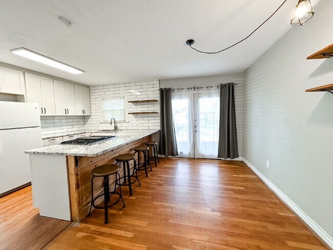 Foto del edificio - Updated Tech Terrace Home!