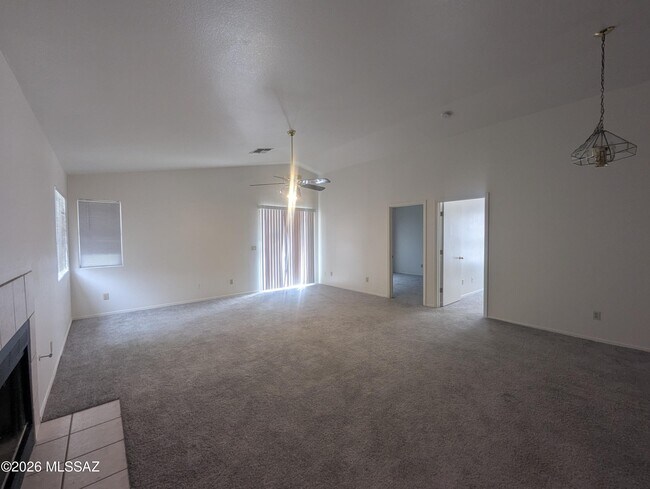 Foto del edificio - 7835 S Lennox Ln