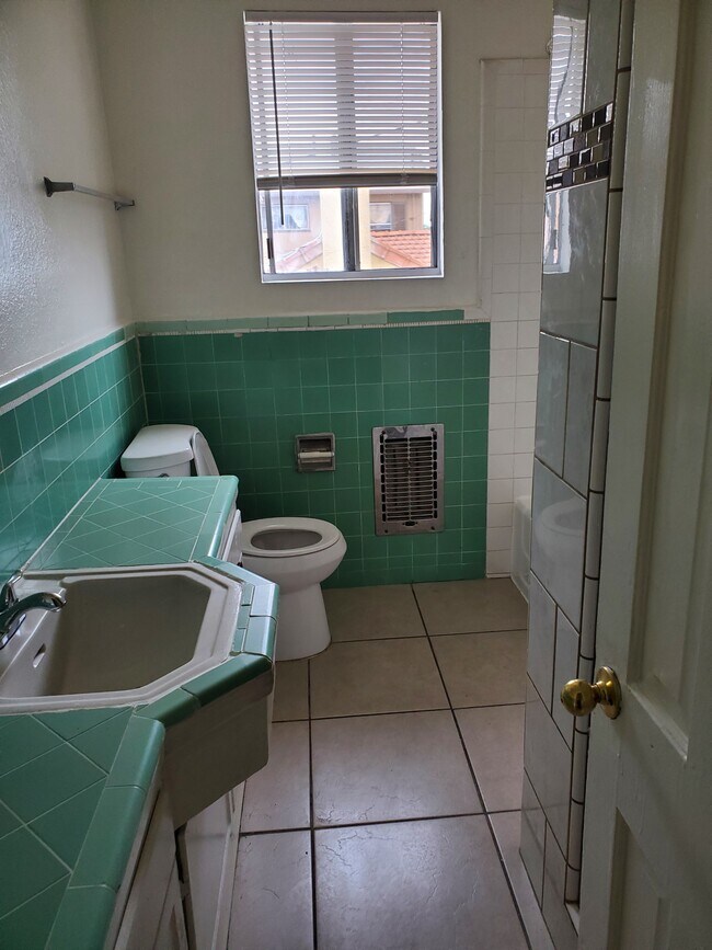 Foto del edificio - 861 W 42nd Pl