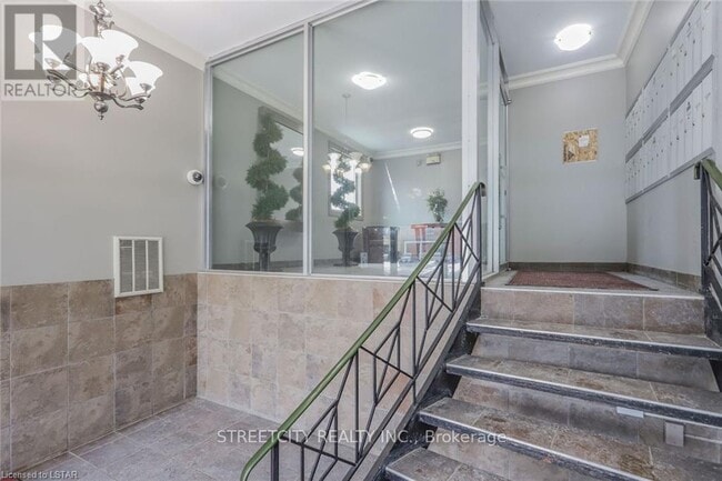 Building Photo - 570 William St