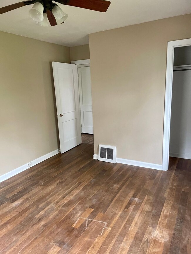 Building Photo - Charming 2 bedroom house located near Ball...