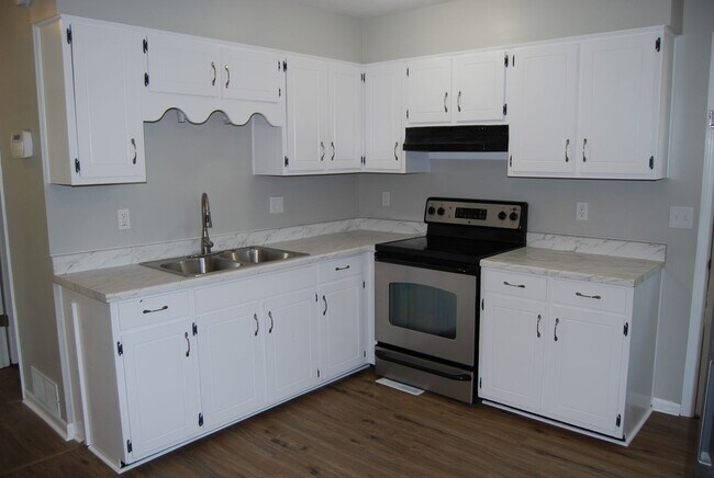 Foto del edificio - 811 Cedarcrest Dr