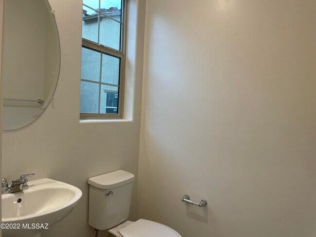 Building Photo - 1123 E Descent St