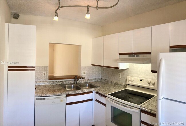 Building Photo - 6550 Somerset Dr
