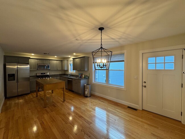 Foto del edificio - Modern Townhouse for Rent in Haverhill, MA...