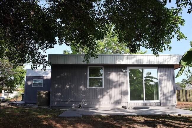 Building Photo - 7915 NW 73rd Ave