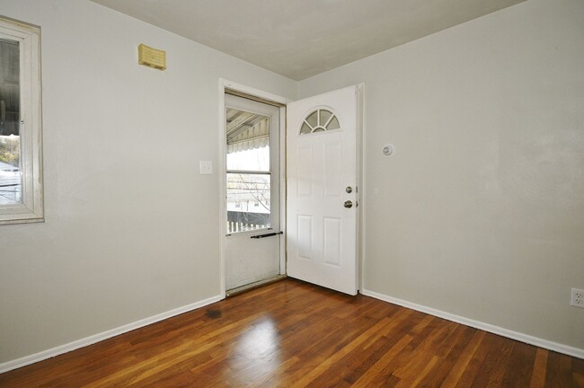 Foto del edificio - Charming 3-Bedroom Ranch in Wilkinsburg