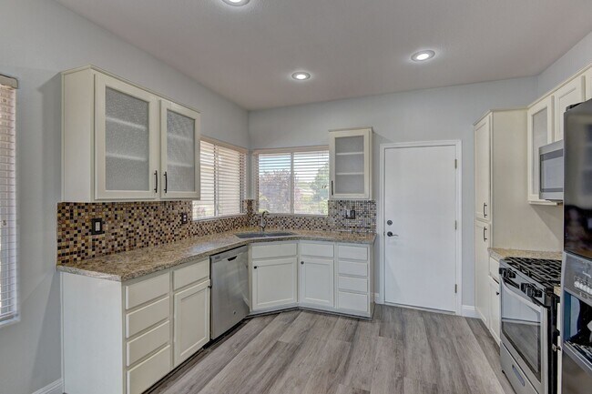 Building Photo - 180 Degree elevated views from a quiet str...