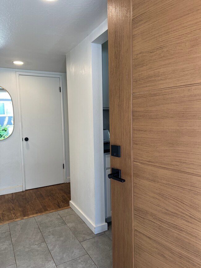 Foto del edificio - 1605 Laurel Ln