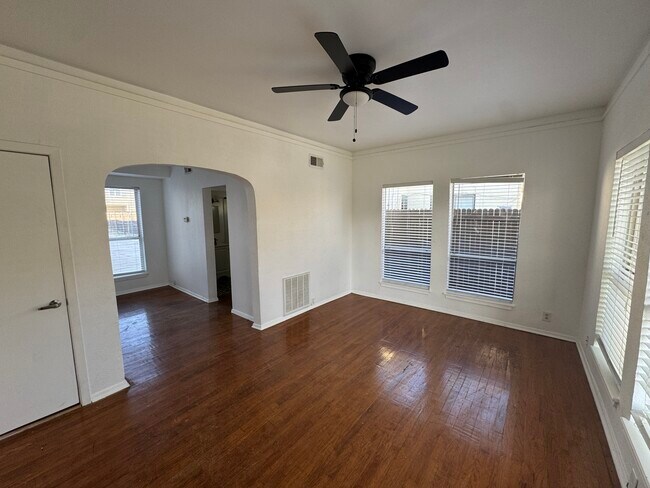 Foto del edificio - 5305 Reiger Ave