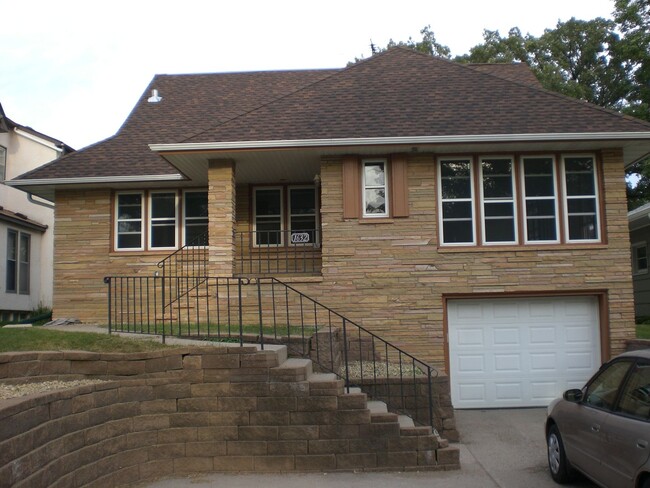 Building Photo - Enjoy Life on Lake Phalen, 3 bedroom, 2.5 ...