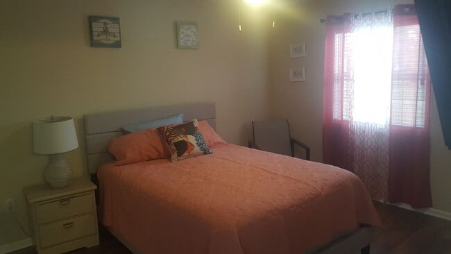 Foto del edificio - Nicely furnished 2 bedroom condo in River Oaks