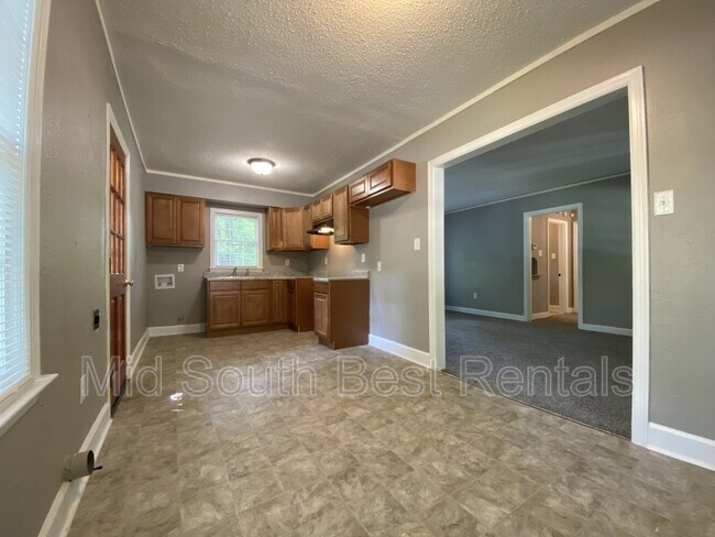 Building Photo - 817 Marsh Ave