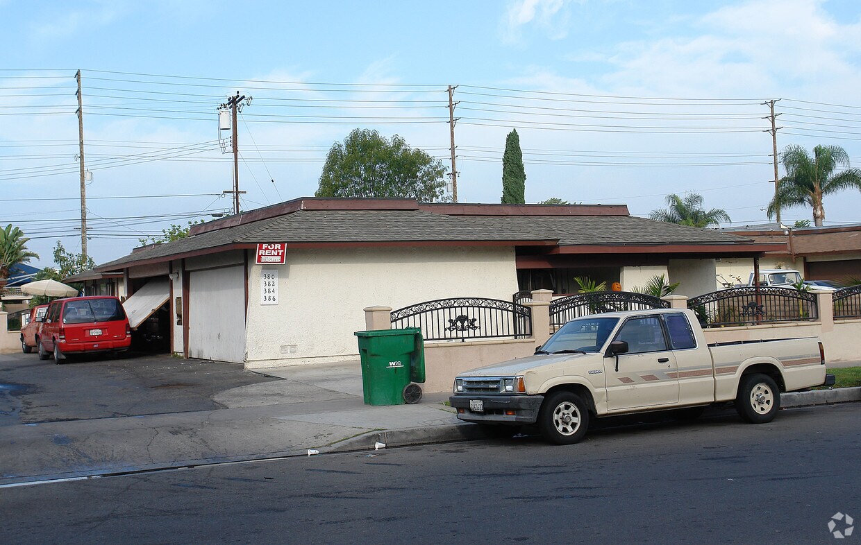 Primary Photo - 380-386 N Oak St