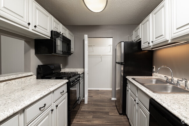 2BR, 2BA - 1,009SF - Vetra at Hamilton Place