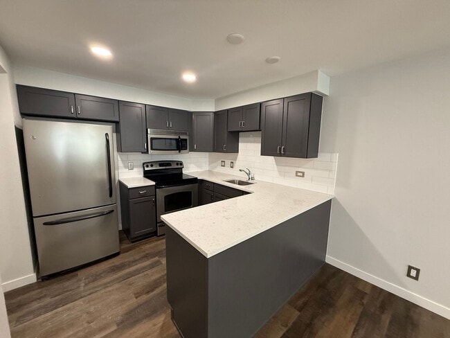 Building Photo - Bright South-Facing Condo with Stunning Fl...